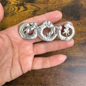 JJ Jonette Jewelry Cats Playing Brooch Pin Pewter Vintage 80’s